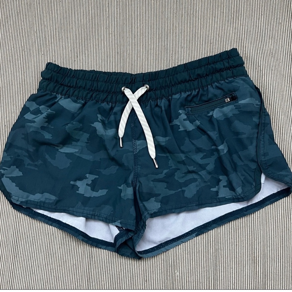 Vuori Clémentine shorts size small blue camp